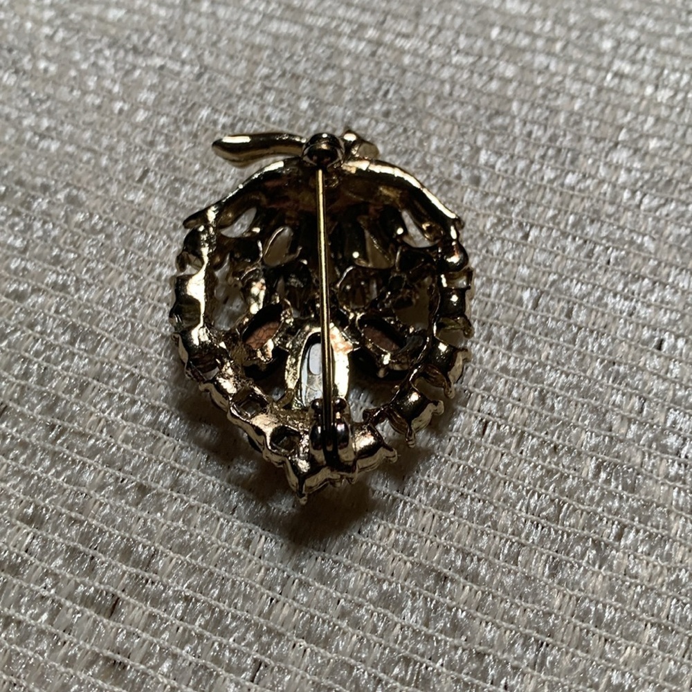 Elegant Gold and Brown Leaf Brooch - Picture 2 of 7